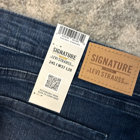 NWT Signature by Levi Strauss Women’s Totally Shaping Skinny Jeans - Picture 9 of 9
